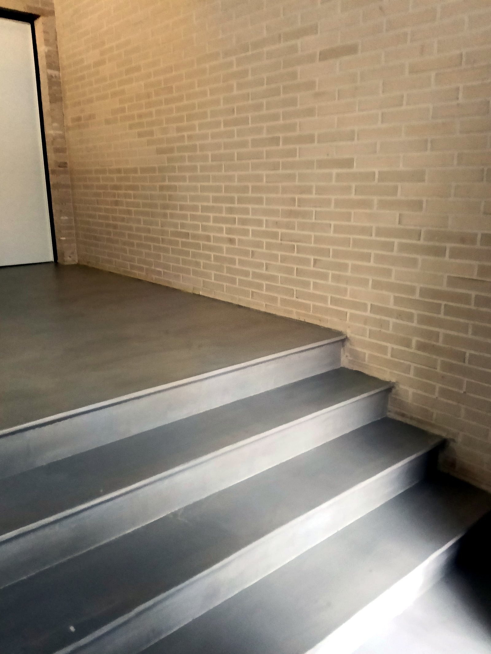 Escalera en microcemento por Civitec Reformas